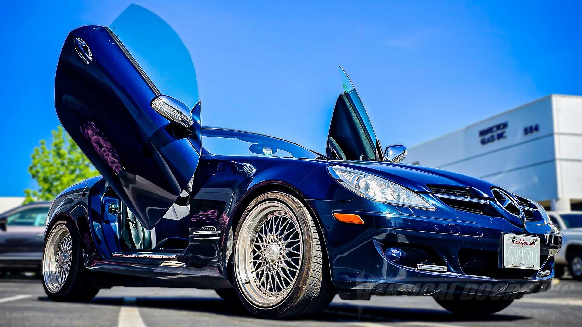 @vuukkaaa Mercedes-Benz SLK at Vertical Doors, Inc. in Lake Elsinore, California flexing it’s lambo door conversion kit. 4825 